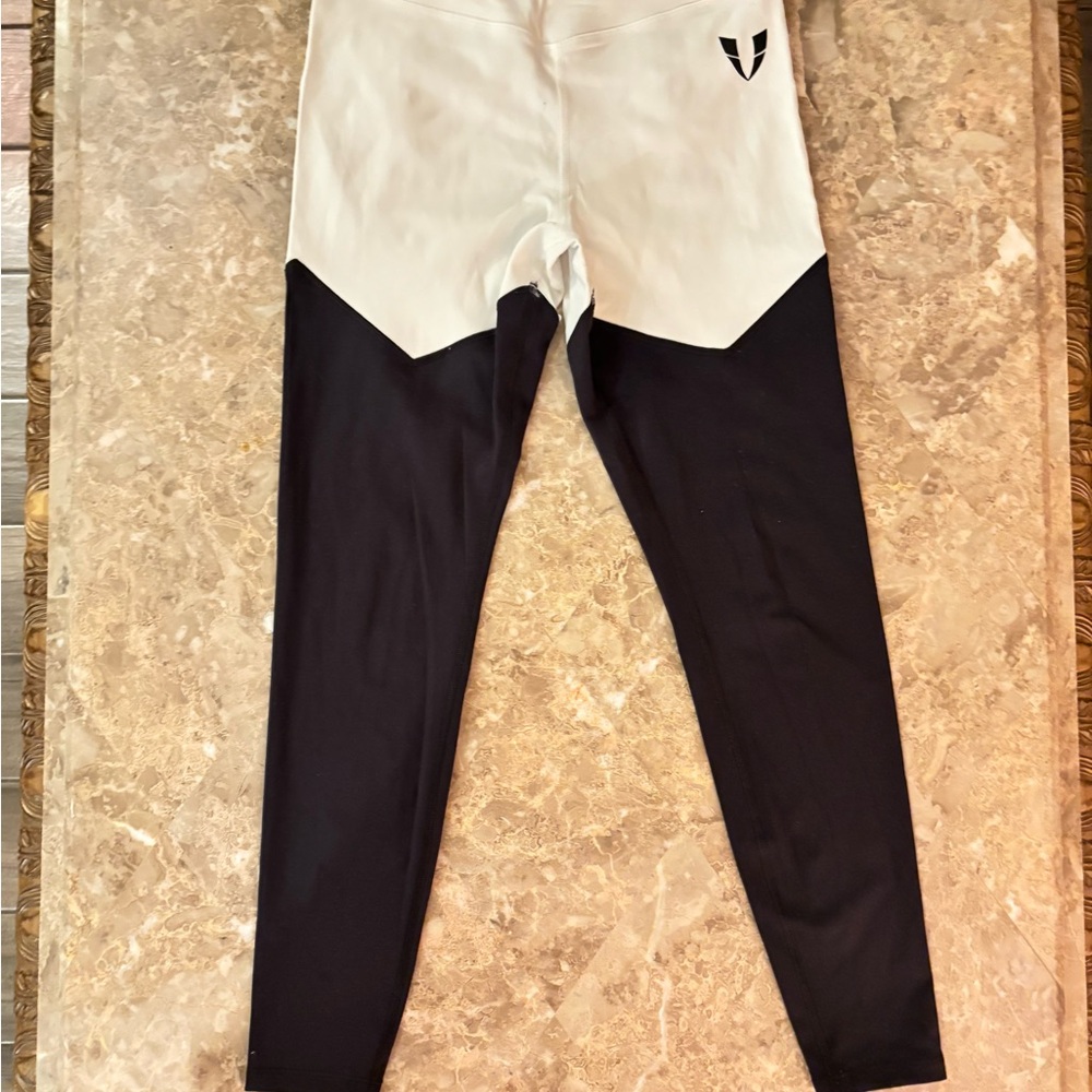 FIRM ABS Stylish White and Black Women's Workout Outfit - Picture 5 of 7